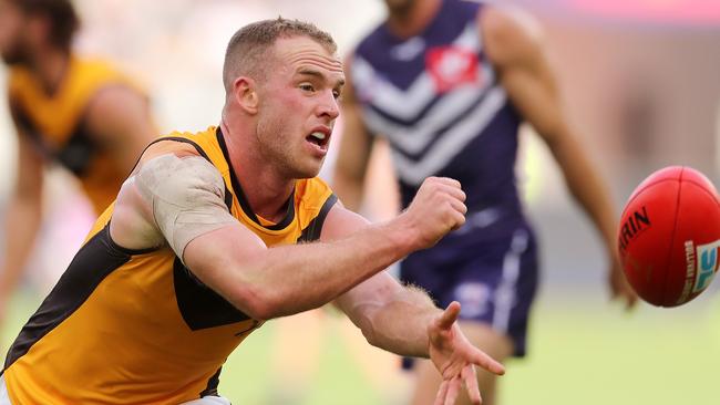 PERTH, AUSTRALIA - APRIL 11: Tom Mitchell of the Hawks handpasses the ball during the 2021 AFL Round 04 match between the Fremantle Dockers and the Hawthorn Hawks at Optus Stadium on April 11, 2021 in Perth, Australia. (Photo by Will Russell/AFL Photos via Getty Images)