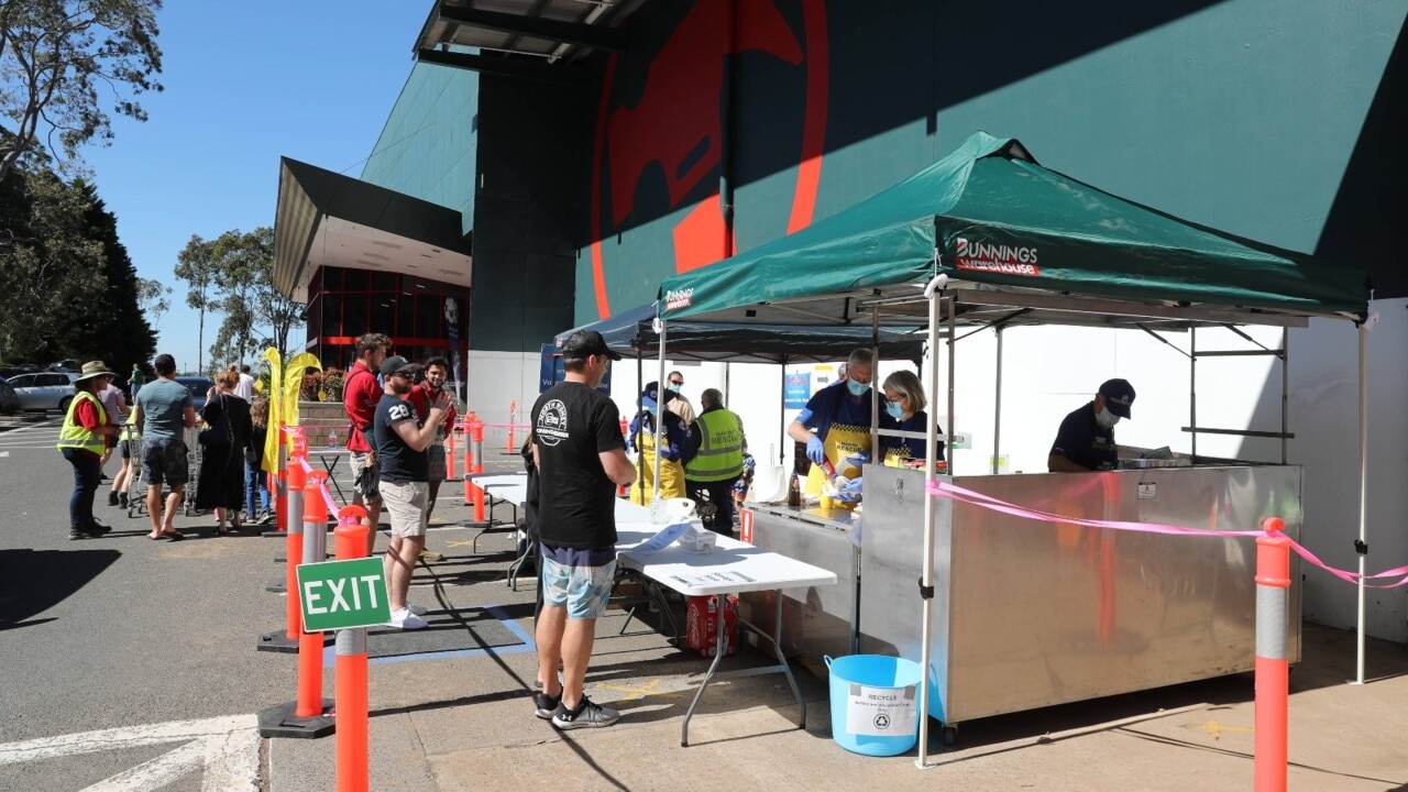 Bunnings iconic sausage sizzle makes long-awaited return in Melbourne