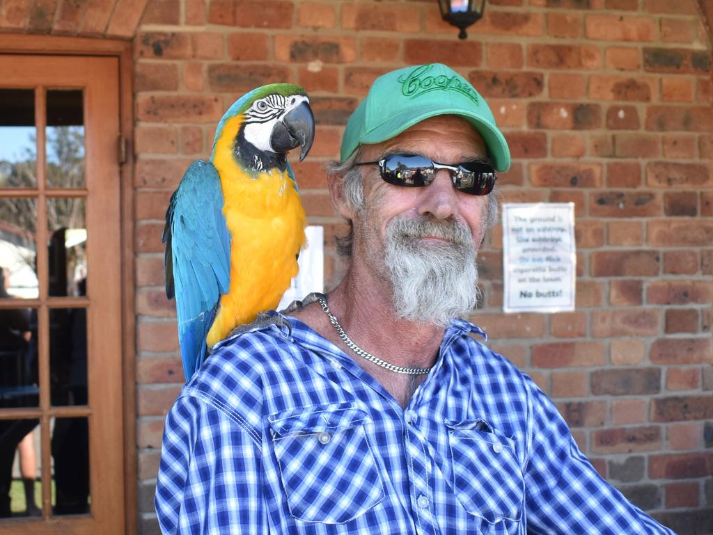 Ned Francis and Flick the Macaw from Minlaton (Photo: Michael Hudson / Warwick Daily News)