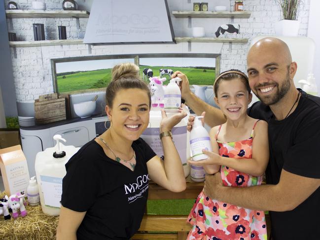 Shae Baker helps Annabelle Worrell, 6, and her dad James Worrell refill their containers.