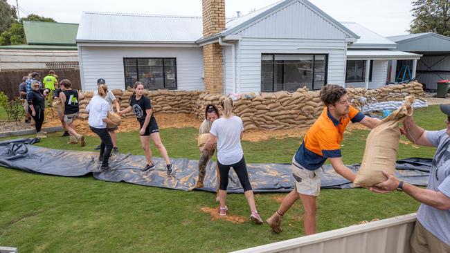 Residents of Echuca sandbag in preparation for the rising water. Picture: Jason Edwards