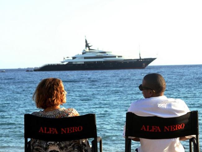 Beach is better...Beyonce and Jay Z on holiday.