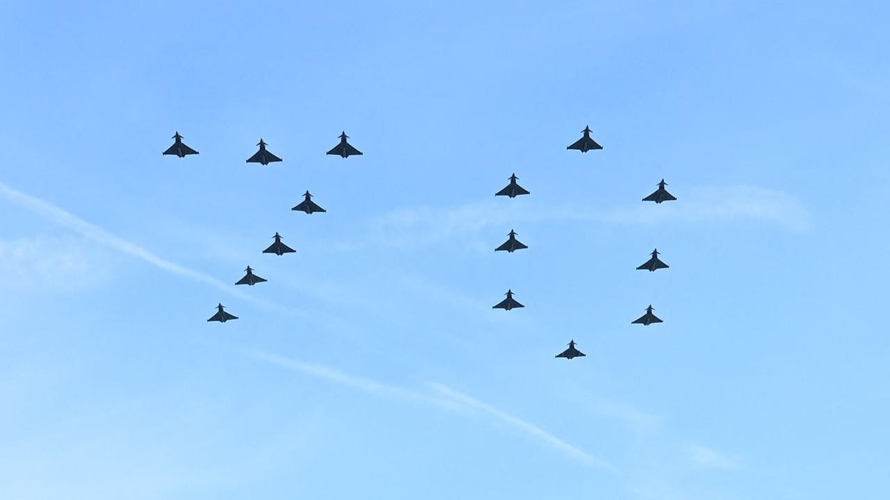 Fighter jets from Britain's RAF fly in formation to form the number '70' during a special fly-past from Buckingham Palace balcony following the Trooping the Colour, as part of Queen Elizabeth II's platinum jubilee celebrations. (Photo by Paul ELLIS / POOL / AFP)