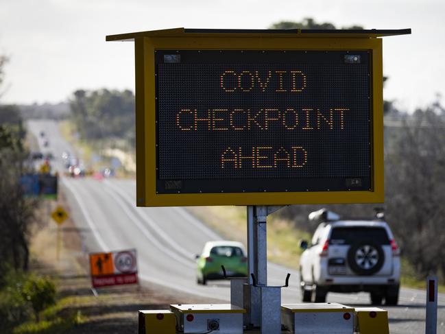 Police have been stationed at border check points in the Perth and Peel regions during the lockdown. Picture: Matt Jelonek/Getty Images