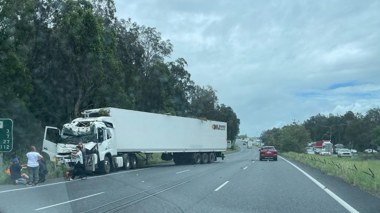 Truck crash on Pacific Motorway Banora Point brings traffic to