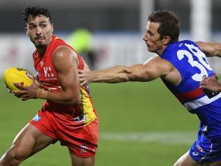 Izak Rankine tries to give Dale Morris the slip. Picture: Getty Images