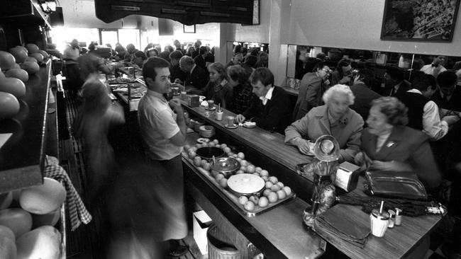 1987. Pellegrini's Espresso Bar. Restaurant. Melbourne. Neg: 870708/192-222