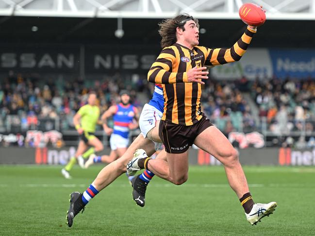 LAUNCESTON, AUSTRALIA - AUGUST 21: Jai Newcombe of the Hawks runs the ball during the round 23 AFL match between the Hawthorn Hawks and the Western Bulldogs at University of Tasmania Stadium on August 21, 2022 in Launceston, Australia. (Photo by Steve Bell/Getty Images)