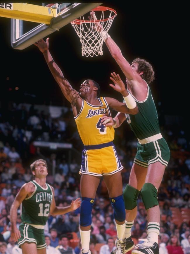 Walton attempts to block a layup by Lakers guard Byron Scott.