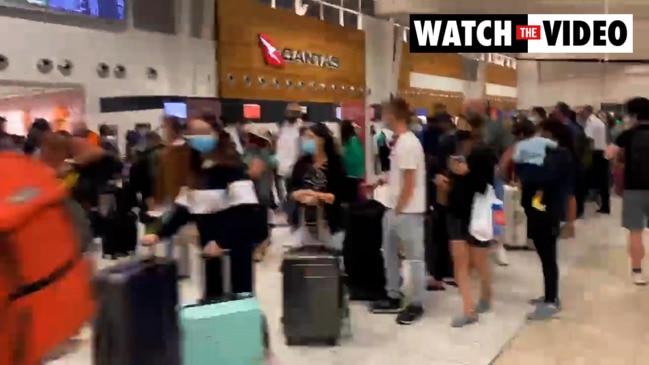 Easter 2022: Queues form at Adelaide Airport (9 News)