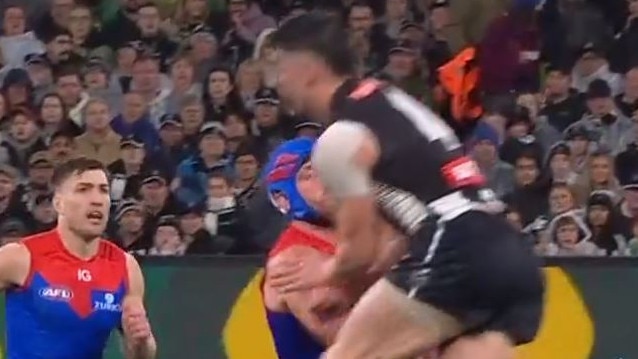 Brayden Maynard collides with Angus Brayshaw.