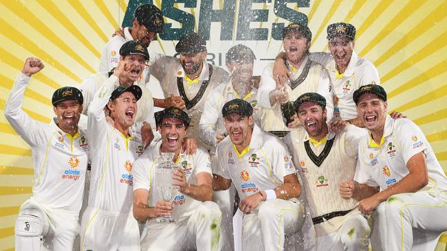 Australia's players celebrates with the trophy after defeating England on the third day of the fifth Ashes cricket Test match in Hobart on January 16, 2022. (Photo by William WEST / AFP) / – IMAGE RESTRICTED TO EDITORIAL USE – STRICTLY NO COMMERCIAL USE –