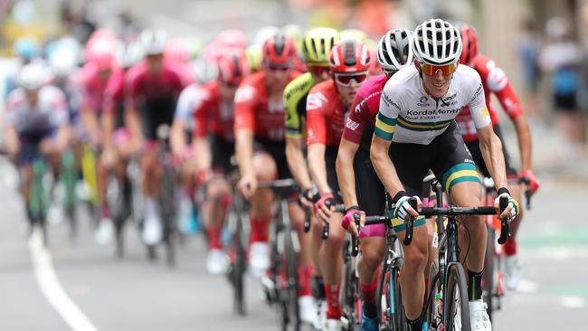 Herald Sun Tour. . Stage 5. 09/02/2020.  Royal Botanic Gardens circuit.  the peloton makes its way up Anderson St hill    . Pic: Michael Klein