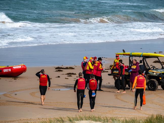 Search & rescue pictured at Waniora Point on Sunday, 7 June 2020. Search & rescue teams are still looking for the missing 28yr old man. (Image / Monique Harmer)
