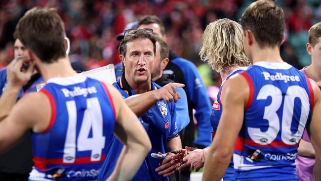 SYDNEY, AUSTRALIA - JULY 13:  Bulldogs head coach Luke Beveridge speaks to players at three quarter time during the round 18 AFL match between Sydney Swans and Western Bulldogs at Sydney Cricket Ground, on July 13, 2023, in Sydney, Australia. (Photo by Matt King/AFL Photos/via Getty Images)