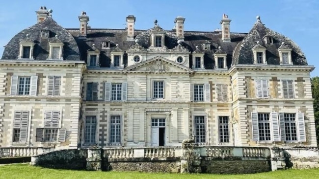L’ancien député travailliste victorien Tim Holding cherche à lever des fonds pour rénover le château de Purnon, vieux de 235 ans, en France