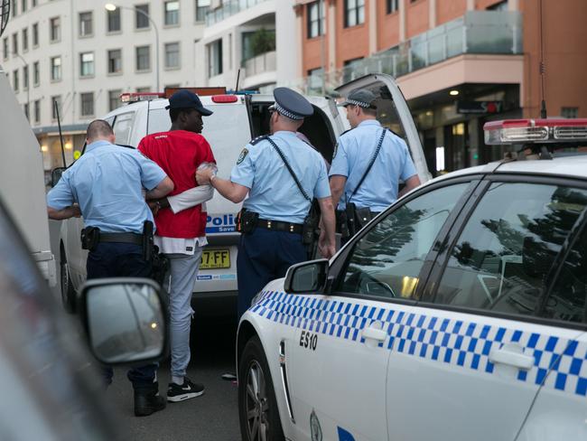 Bondi New Year’s Eve brawl: Gang hold up group with broken bottles ...