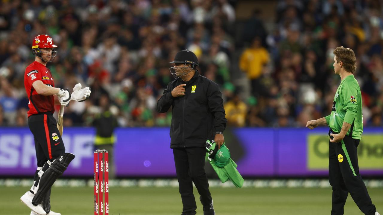 The umpire chats with Tom Rogers of the Renegades and Adam Zampa of the Stars after the attempted runout at the MCG (Photo by Daniel Pockett/Getty Images)