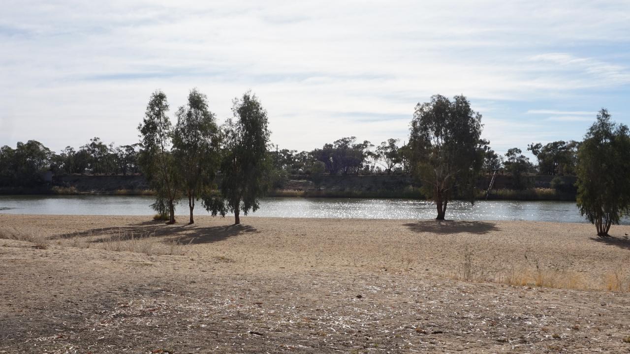 Missing Murray River swimmers found dead