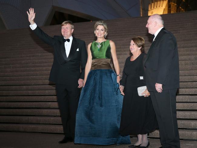 SYDNEY, AUSTRALIA - NOVEMBER 02: King Willem-Alexander (left) and Queen Maxima (2nd left) of the Netherlands and Australian Governor-General Peter Cosgrove (right) and his wife Lady Cosgrove pose for a photograph as they arrive to a concert at the Opera House on November 02, 2016 in Sydney, Australia. The Dutch King and Queen are in Australia to commemorate the 400th anniversary of the landing of Dutch explorer Dirk Hartog in Western Australia. (Photo by David Moir - Pool/Getty Images)