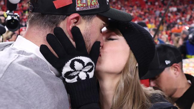 KANSAS CITY, MISSOURI - JANUARY 26: Taylor Swift kisses Travis Kelce #87 of the Kansas City Chiefs after defeating the Buffalo Bills 32-29 in the AFC Championship Game at GEHA Field at Arrowhead Stadium on January 26, 2025 in Kansas City, Missouri.  (Photo by Jamie Squire/Getty Images) ***BESTPIX***