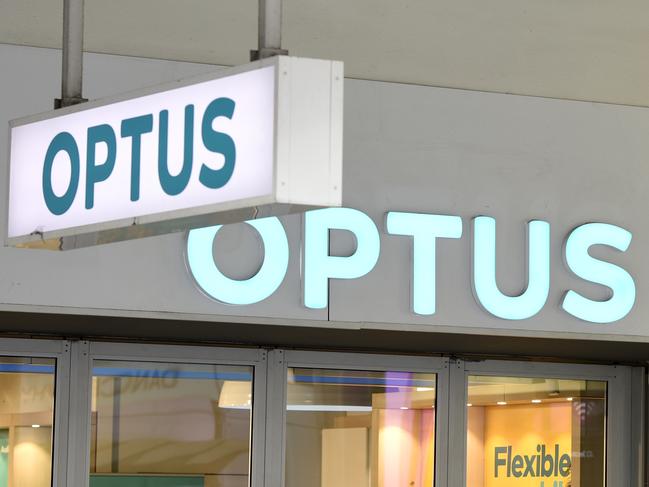 MELBOURNE, AUSTRALIA - NewsWire Photos MAY 25, 2022: Generic telecommunications images. Optus retail shop on Bourke Street in Melbourne. Picture: NCA NewsWire / Andrew Henshaw