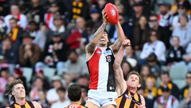 LAUNCESTON, AUSTRALIA - MAY 11: Josh Battle of the Saints attempts to mark the ball during the round nine AFL match between match between Hawthorn Hawks and St Kilda Saints at  University of Tasmania Stadium, on May 11, 2024, in Launceston, Australia. (Photo by Steve Bell/Getty Images)