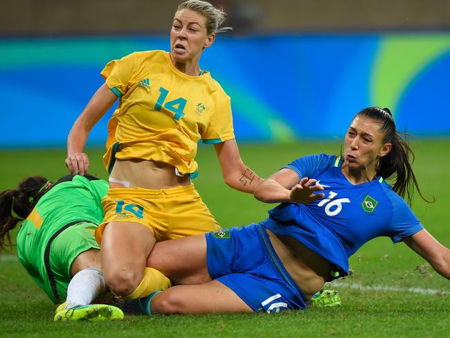 Brazil’s Beatriz collides with Lydia Williams and Alanna Kennedy.