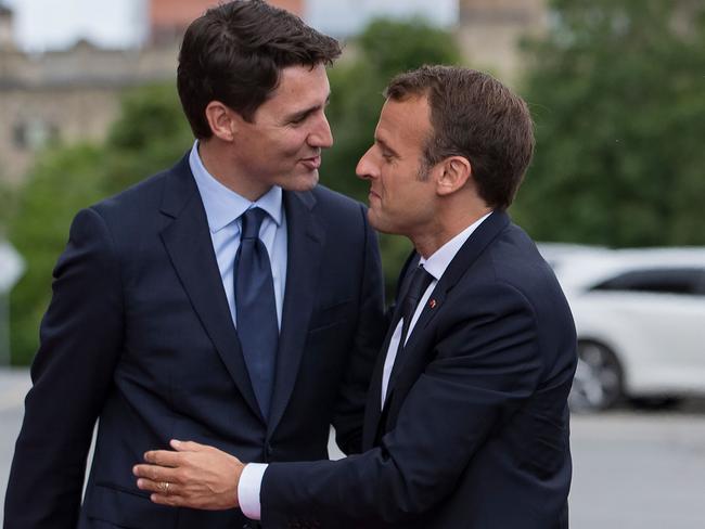 Canadian Prime Minister Justin Trudeau (L) greets French President Emmanuel Macron (R) as he arrives at Parliament Hill in Ottawa, Canada, 06 June 2018. Macron is on a two-day visit to Ottawa and Montreal before attending the G7 summit in La Malbaie, Quebec on 08 and 09 June. / AFP PHOTO / POOL / Ian LANGSDON