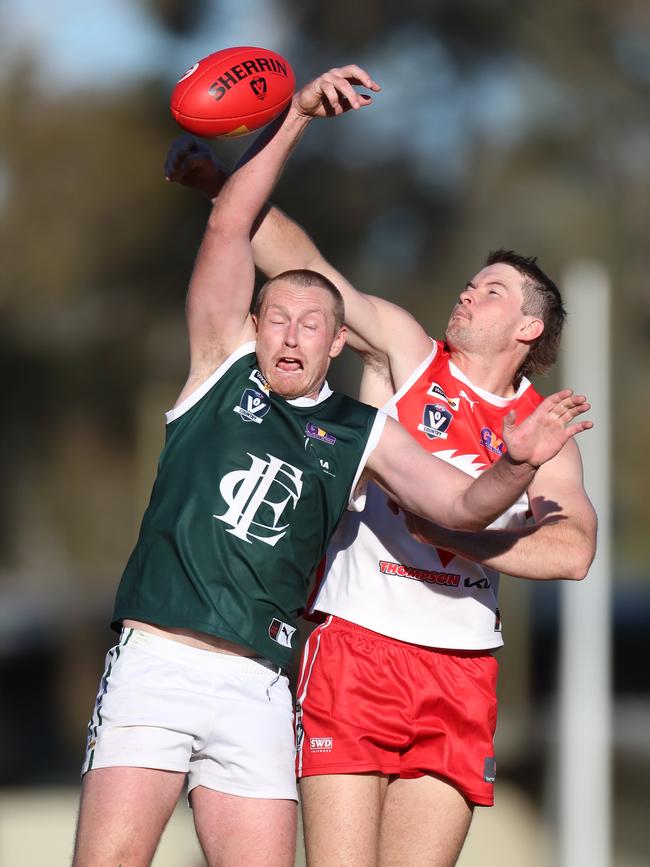 Shepparton Swans’ Mark Kovacevic and Echuca’s Cameron Valentine compete.