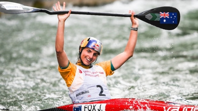 Jessica Fox won a sixth world crown on the course she raced at the Rio Olympics.