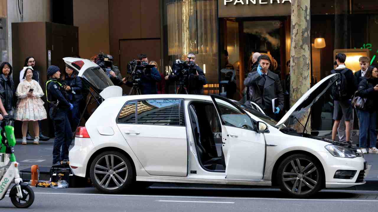 Bomb squad on scene in major Melbourne CBD incident