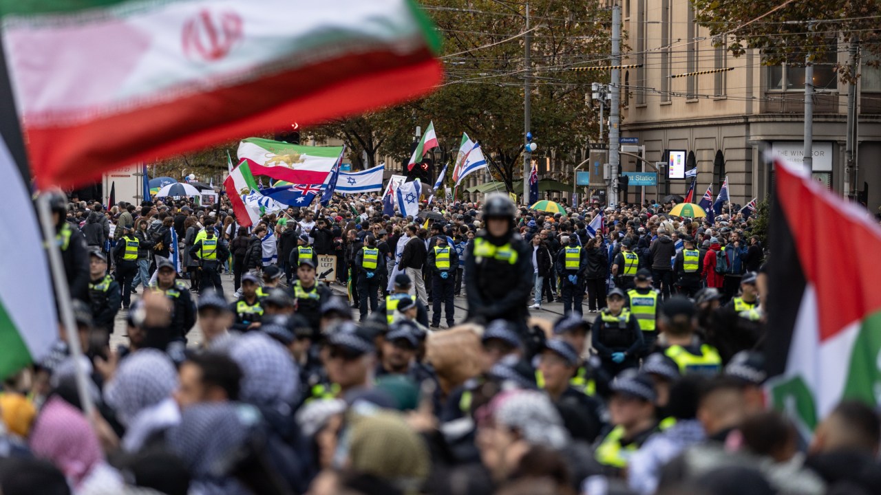 Riot police descend on Melbourne as rally against anti-Semitism faces ...