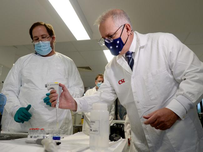 MELBOURNE, AUSTRALIA - NewsWire Photos MARCH 26, 2021: Prime Minister Scott Morrison meets CSL staff working on the COVID vaccine while he tours the company's facility in Melbourne. Picture: NCA NewsWire / Andrew Henshaw - POOL via NCA NewsWire