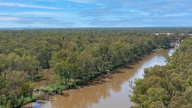 Water and Murray River frontage are key features of Bunyarra.