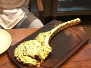 French football star Franck Ribery about to tuck into his gold-coated steak