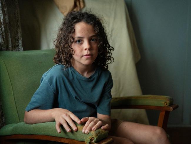 EMBARGO FOR TWAM 25 NOV 2023. FEE MAY APPLY. Boy Swallows Universe S1. Felix Cameron as Eli Bell in Boy Swallows Universe S1. Cr. Courtesy of Netflix ÃÂ© 2023