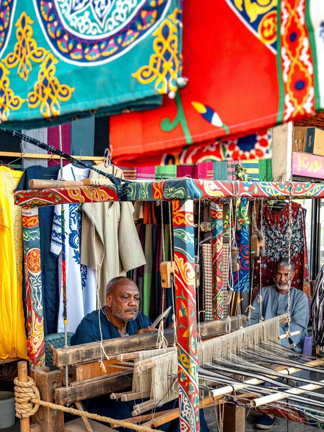 A weaver in the village of Esna.