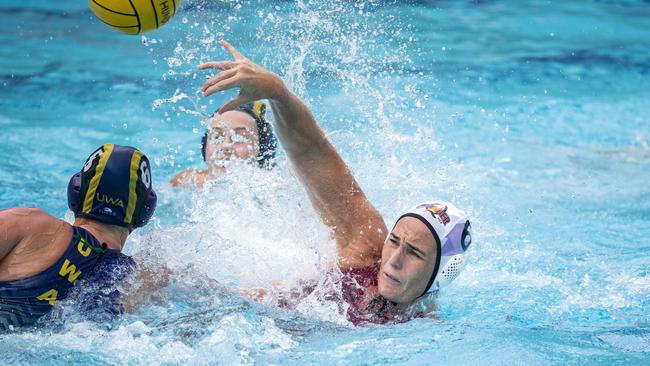 Bronwen Knox passing for Queensland Thunder in the Australian Water Polo League. (AAP Image/Richard Walker)