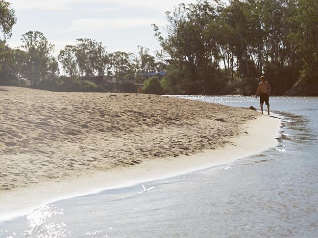 Beach. Cobram. Murray River.