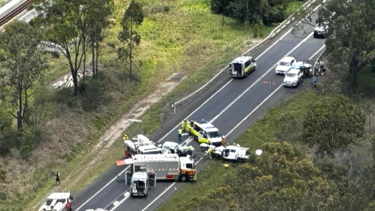 Bruce Highway, Bororen crash: Two ute drivers in critical condition ...