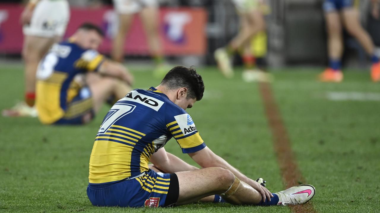 Brad Arthur consoles Mitch Moses. NRL Imagery