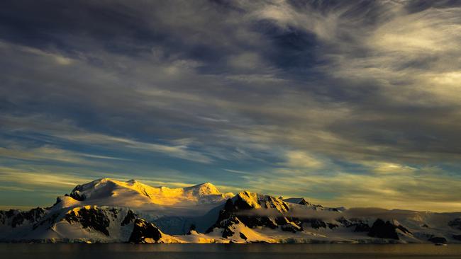 Antarctica at dusk. astrotourism.