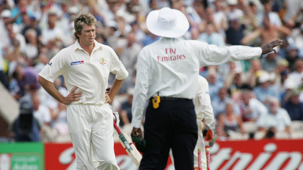Glenn McGrath bereaksi ketika wasit Steve Bucknor tidak memberikan bola setelah kapten Inggris boling Michael Vaughan di Old Trafford selama Tes ketiga pada tahun 2005.