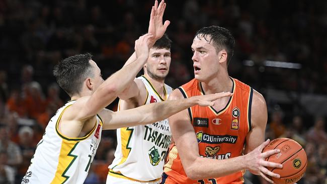 Stephen Zimmerman of the Taipans looks to pass the ball. (Photo by Ian Hitchcock/Getty Images)