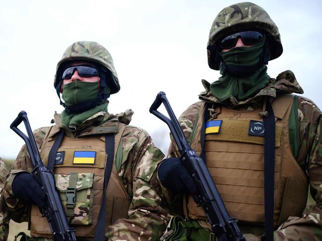 Ukrainian soldier take part in a training sessiom during a visit by Britain's Foreign Secretary James Cleverly (unseen), Britain's Defence Secretary Ben Wallace (unseen) Australia's Minister for Foreign Affairs Senator Penny Wong (unseen) and Australia's Deputy Prime Minister Richard Marles (unseen) of the Salisbury Plain in Wiltshire, where Australian Armed Forces are supporting the UK-led training of Ukrainian recruits, on February 1, 2023. (Photo by Ben Birchall / POOL / AFP)