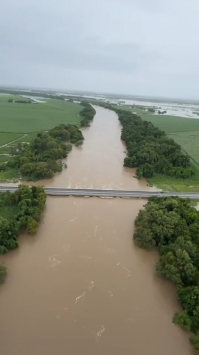 Flood comes up to huge bridge in North Qld