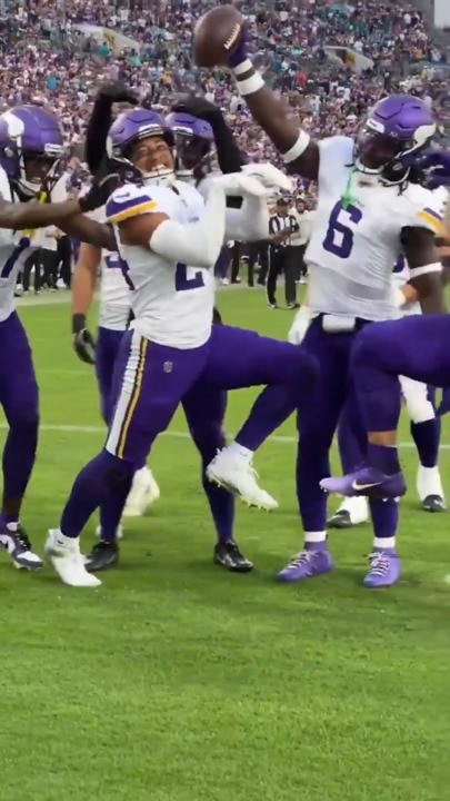 NFL star pulls out Raygun dance moves after touchdown