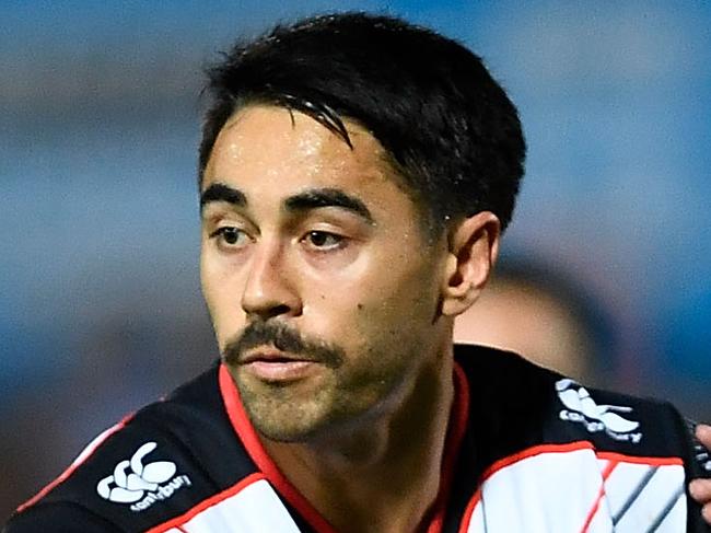 TOWNSVILLE, AUSTRALIA - JUNE 15:  Shaun Johnson of the Warriors looks to get past Johnathan Thurston of the Cowboys during the round 15 NRL match between the North Queensland Cowboys and the New Zealand Warriors at 1300SMILES Stadium on June 15, 2018 in Townsville, Australia.  (Photo by Ian Hitchcock/Getty Images)