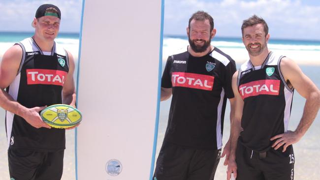 (l-r) Former Wallabies skipper Ben Mowen joins Pau teammates Carl Hayman and Conrad Smith at Stradbroke Island ahead of the Brisbane Global Rugby Tens.